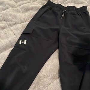 Black Under Armour boys size medium pants